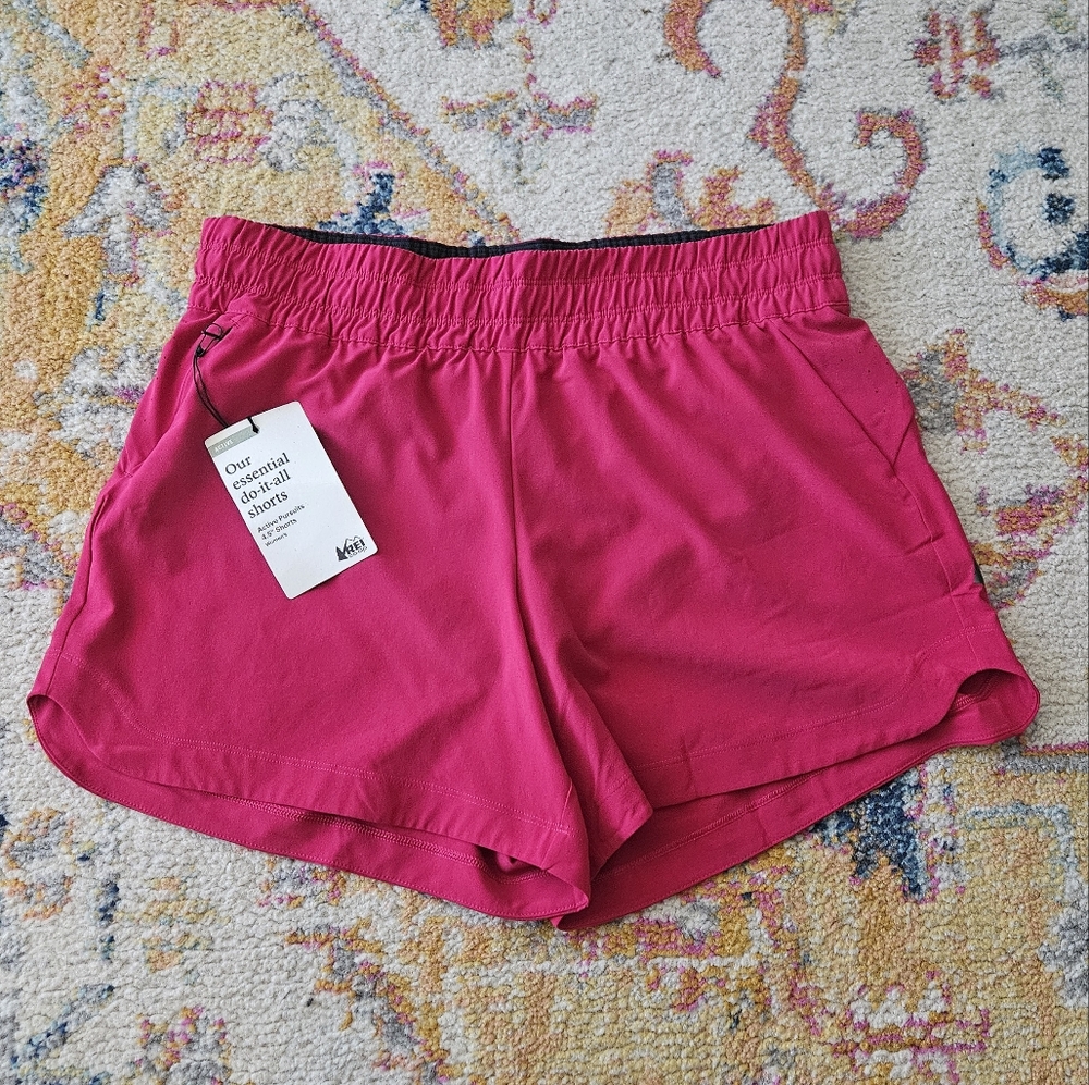 Medium REI Co-Op Women's Active Pursuits 4.5" Shorts